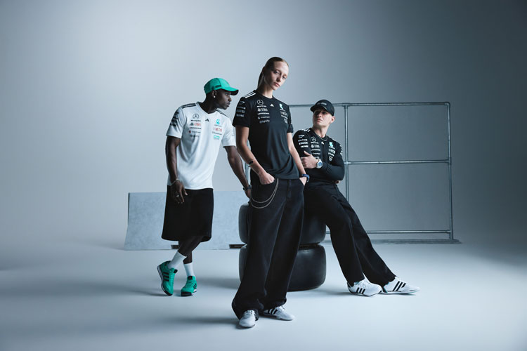 Auf dem Bild zu sehen sind drei Personen, gekleidet mit der Mercedes-Benz Motorsport Collection. Zu sehen sind die Artikel B67998120, B67998296 und B67998146 Auf dem Bild zu sehen sind drei Personen, gekleidet mit der Mercedes-Benz Motorsport Collection. Zu sehen sind die Artikel B67998120, B67998296 und B67998146