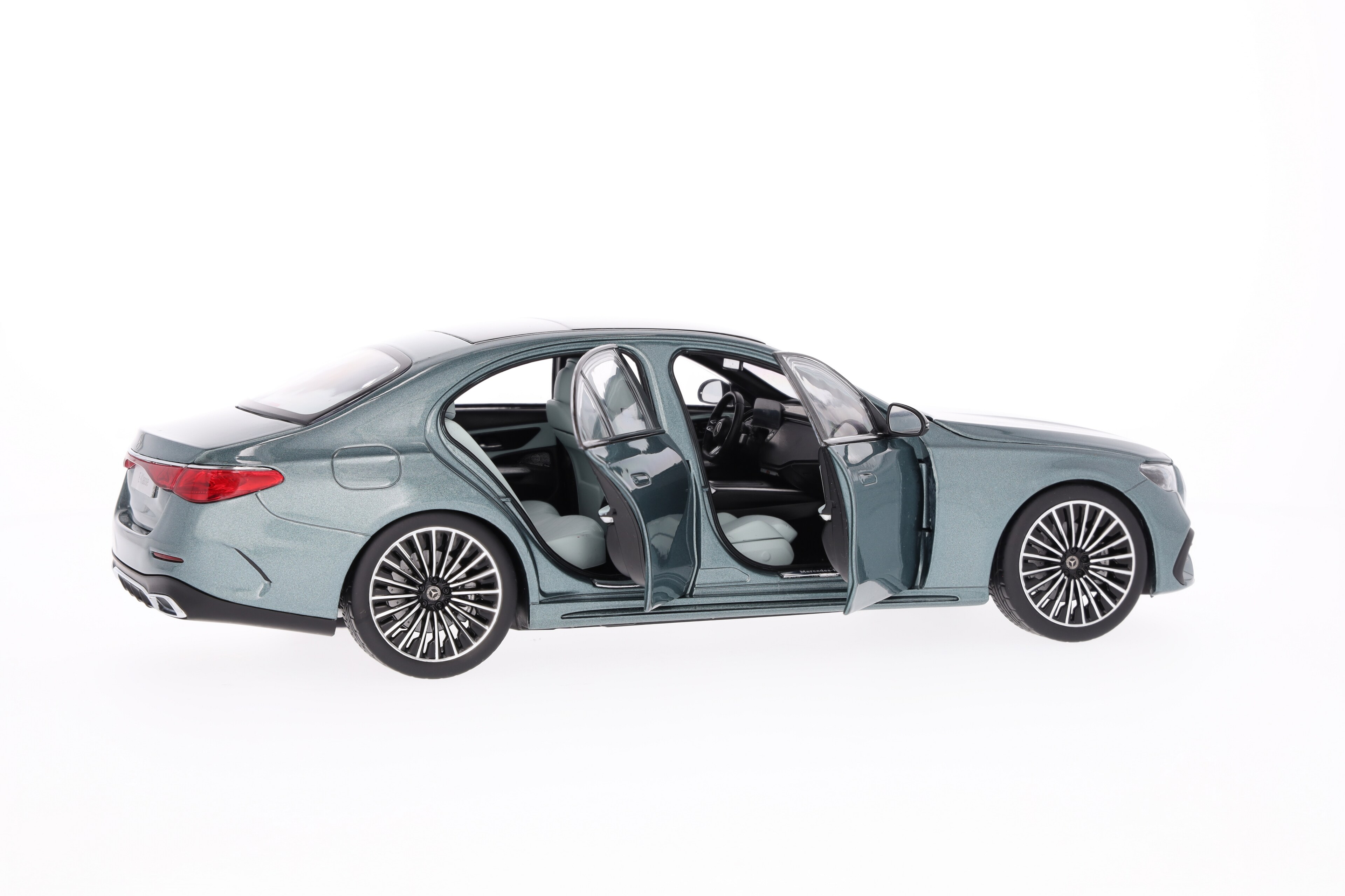 Mercedes-Benz - E-Klasse, Limousine, AMG Line, W214 verdesilber, 1:18