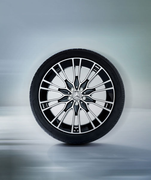 Abgebildet ist ein Mercedes-Benz Komplettrad in der Frontansicht. Der Hintergrund ist unscharf und in kühlen Farben gehalten.