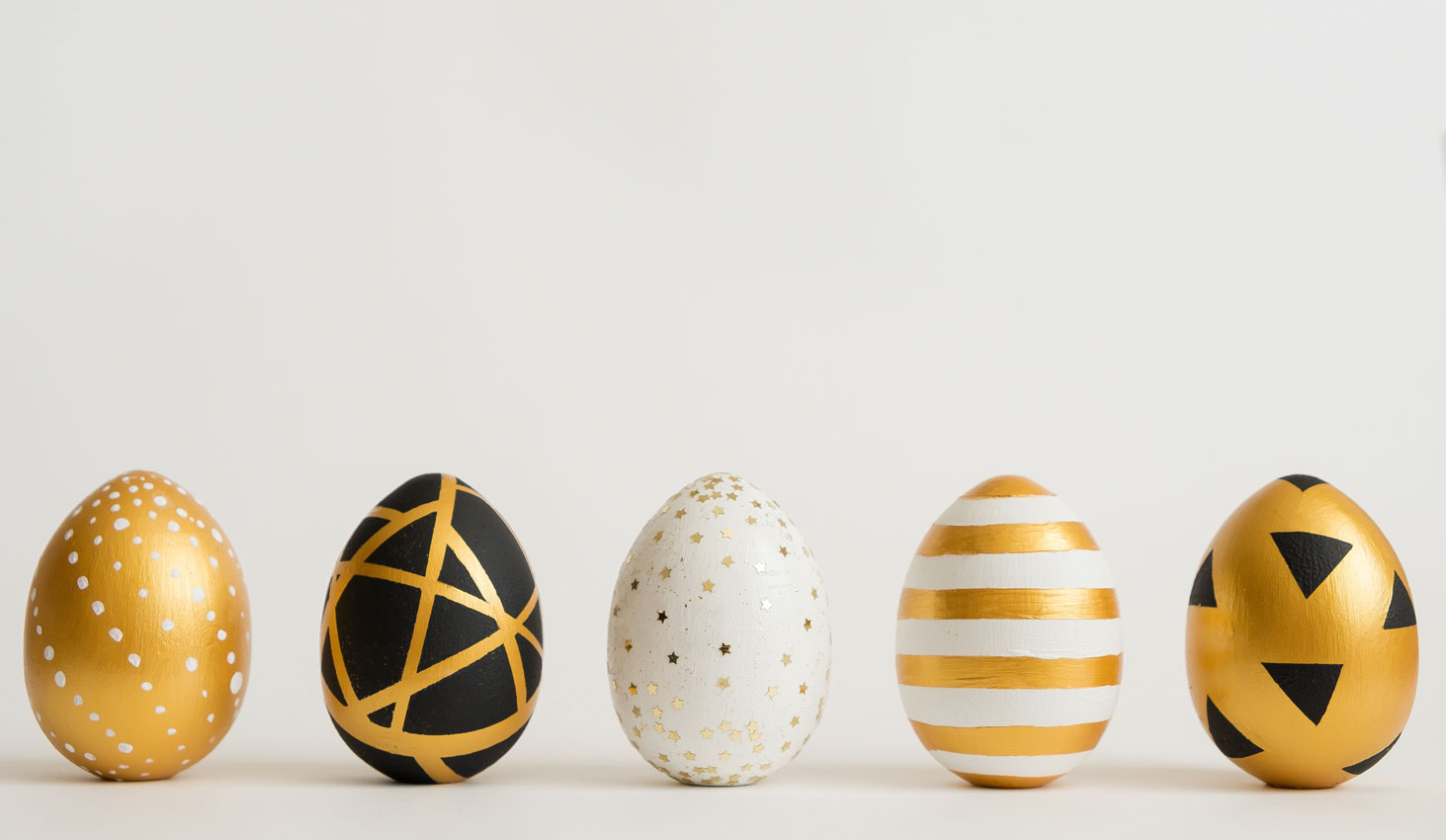 goldene, schwarze und weiße Ostereier