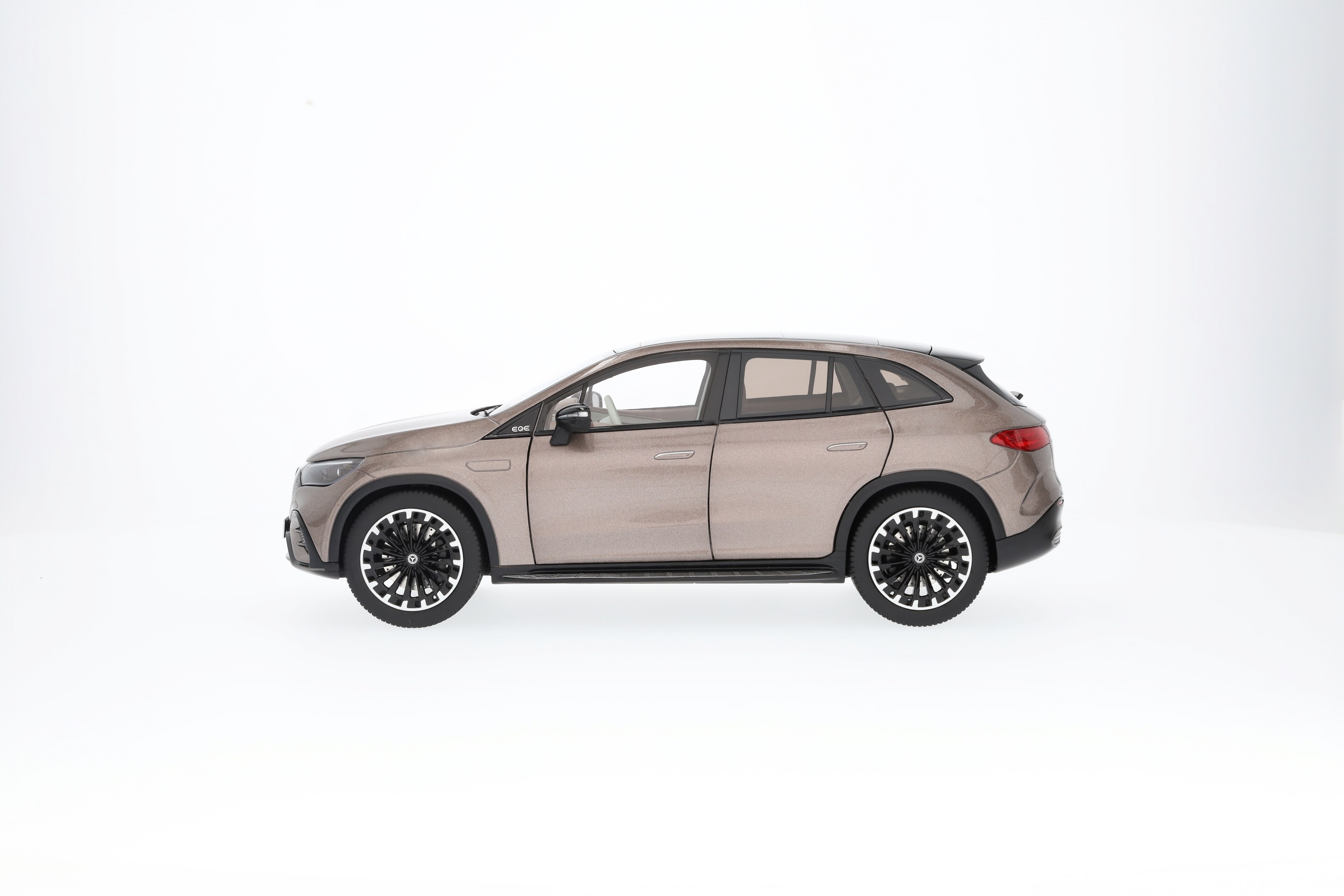 EQE SUV, AMG Line, X294 samtbraun, NZG, 1:18