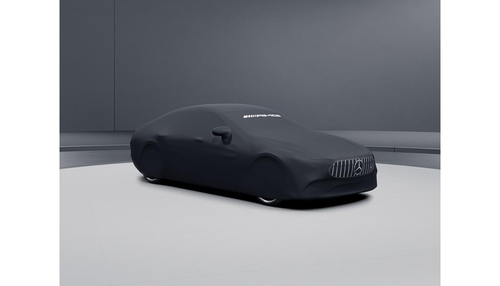 Das Bild zeigt ein Mercedes-Benz Limousine unter einem schwarzen AMG-Autocover. Das Bild verlinkt auf die Kategorie: Schutz & Schonung. 